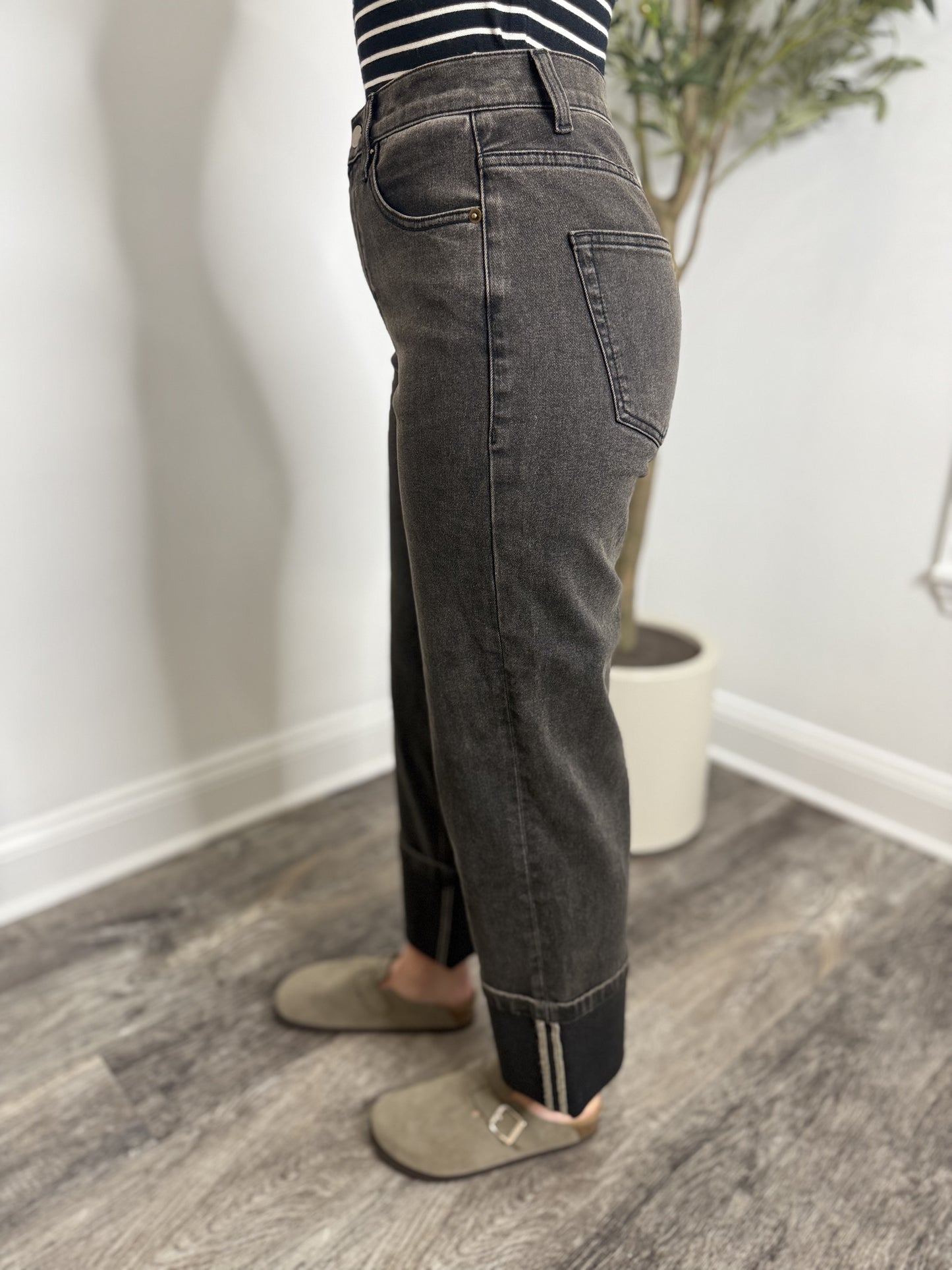 BLACK WASHED CUFFED DENIM
