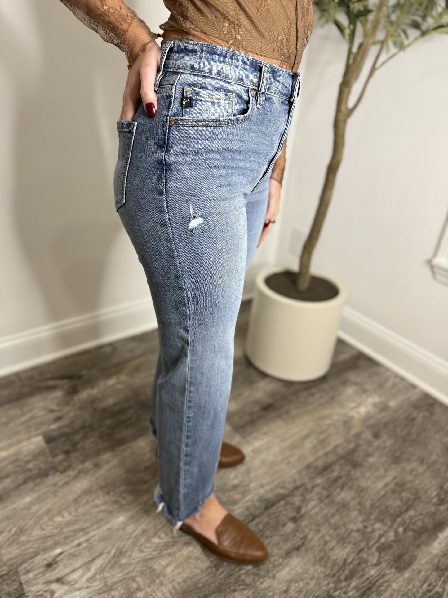 FRAY HEM HIGH RISE STRAIGHT LEG JEANS