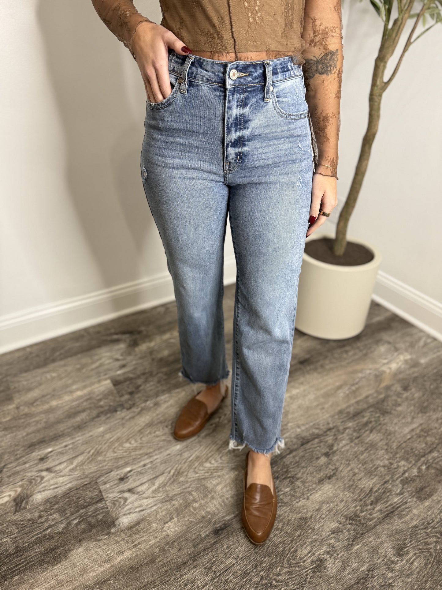 FRAY HEM HIGH RISE STRAIGHT LEG JEANS