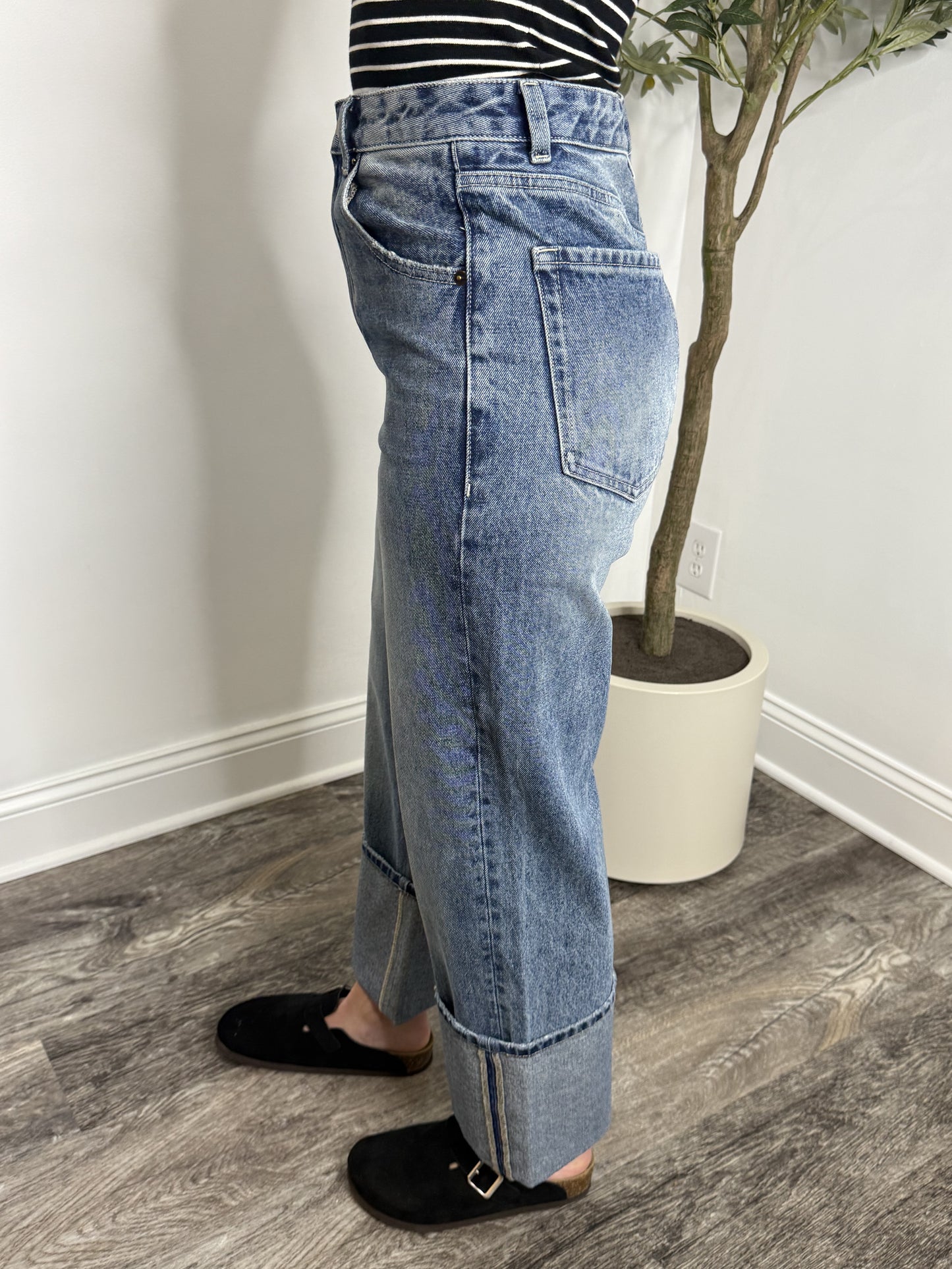 MEDIUM WASH WIDE LEG CUFFED DENIM