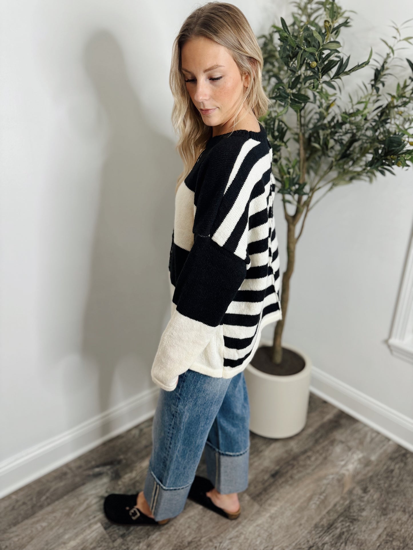 BLACK COLOR BLOCK KNIT SWEATER