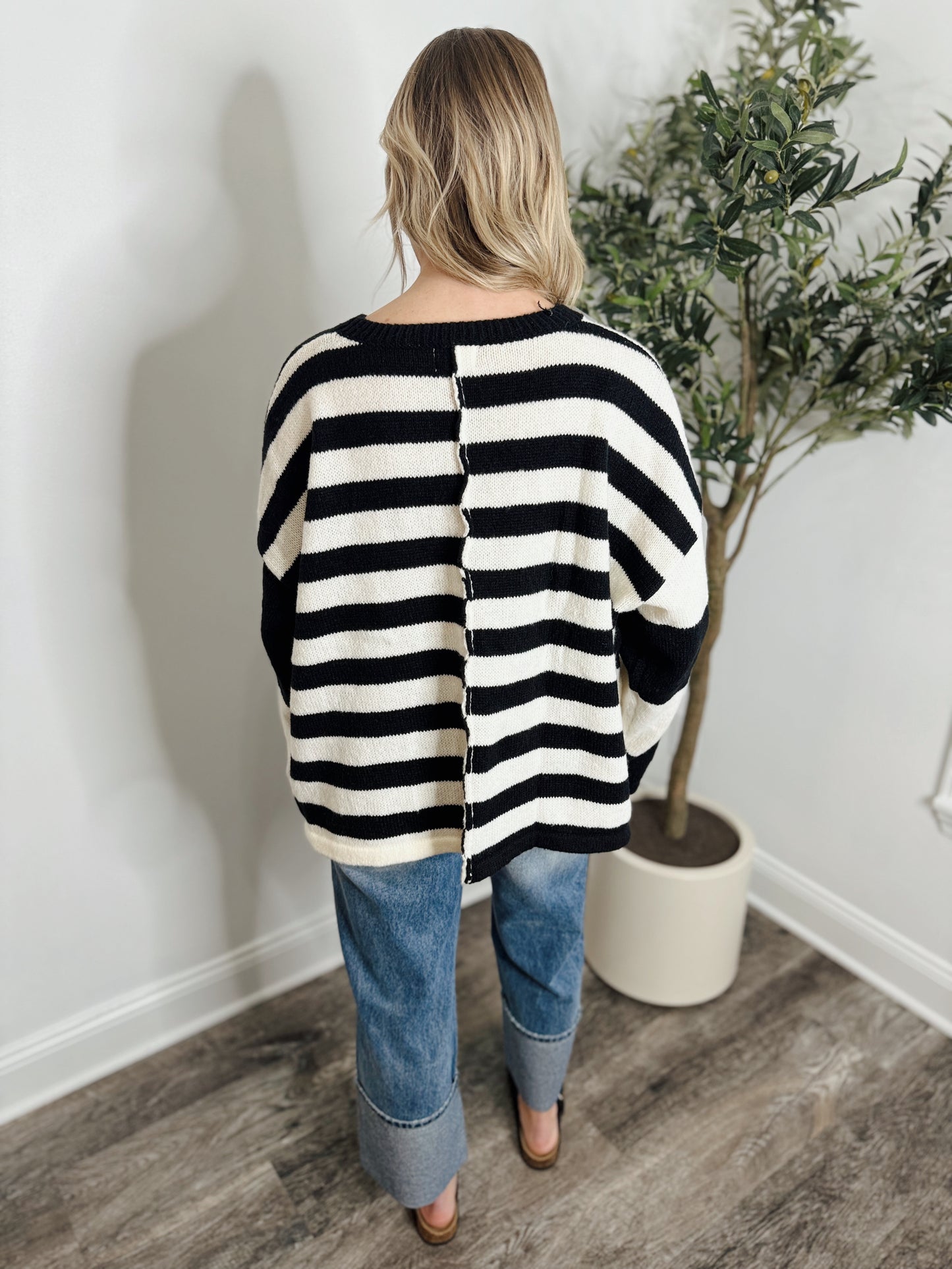 BLACK COLOR BLOCK KNIT SWEATER