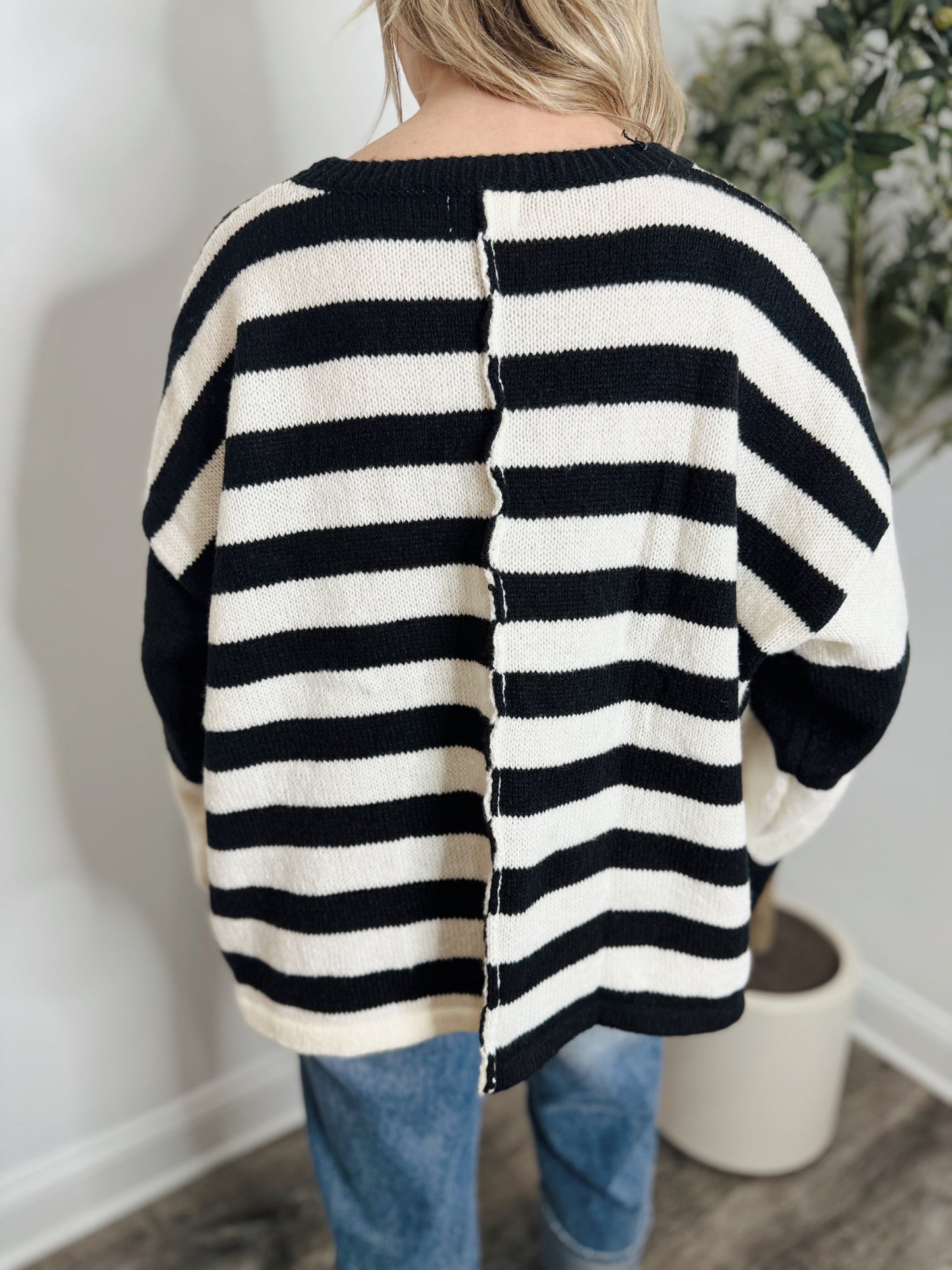 BLACK COLOR BLOCK KNIT SWEATER
